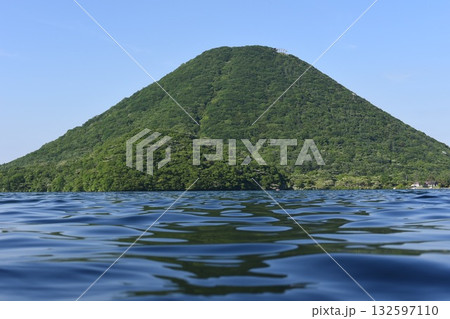 湖面に映る山 湖面に映る山 132597110