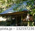 茅葺き屋根の神社 132597236