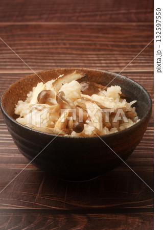 鶏肉としめじの炊き込みご飯 鶏肉としめじの炊き込みご飯 132597550