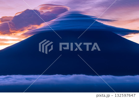 朝霧高原の高台から見た富士山と笠雲 132597647