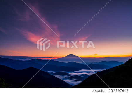 清水区吉原から見た夜明け前の富士山と雲海 132597648