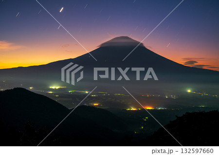 薄明の朝霧高原の高台から見た富士山と笠雲 132597660