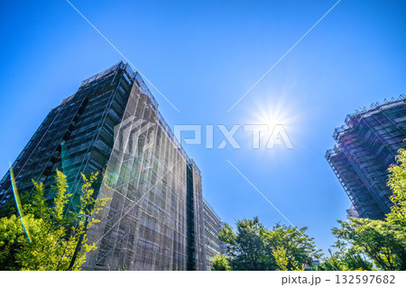 日本の横浜都市景観 輝きを再び…太陽光を浴びるマンションの補修現場。足場や防護ネット、衛星アンテナ 日本の横浜都市景観 輝きを再び…太陽光を浴びるマンションの補修現場。足場や防護ネット、衛星アンテナ 132597682