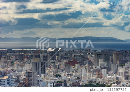 沖縄県庁と海を挟んで見える慶良間列島 132597725