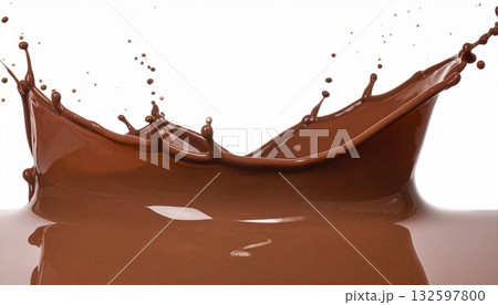 濃厚なチョコレートが飛び散るダイナミックな瞬間：白背景のホットショコラ・スプラッシュ 132597800