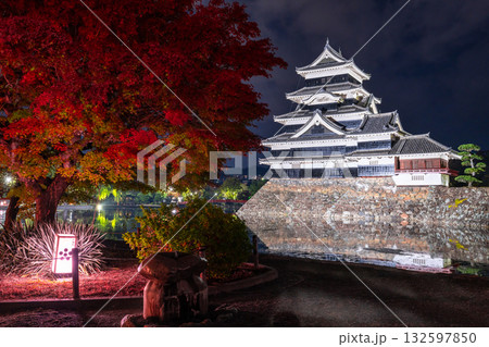 《長野県》松本城の夜景 《長野県》松本城の夜景 132597850