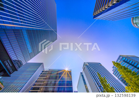 日本の横浜都市景観珍景。太陽を囲む淡いリングの不思議な光景…新高島駅前の摩天楼などを望む 132598139