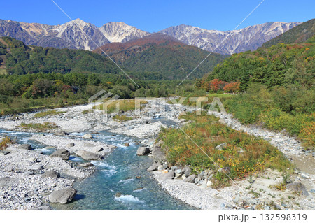 白馬大橋から望む秋の北アルプス 132598319