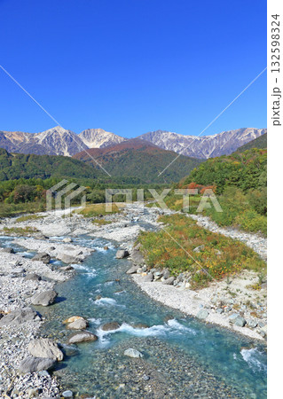 白馬大橋から望む秋の北アルプス 132598324