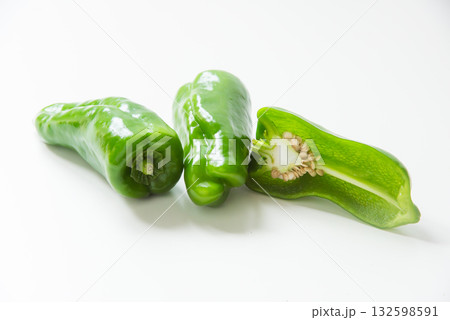 半切りピーマン　白背景 132598591