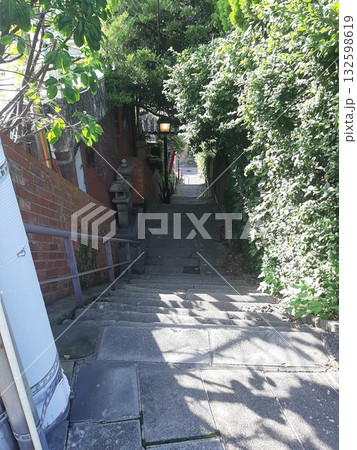 長崎の街の風景　階段　緑の階段 132598619