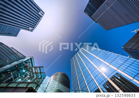 日本の横浜都市景観珍景。太陽を囲む淡いリングの不思議な光景…新高島駅前の摩天楼などを望む 132598633