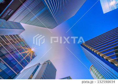 日本の横浜都市景観珍景。太陽を囲む淡いリングの不思議な光景…新高島駅前の摩天楼などを望む 日本の横浜都市景観珍景。太陽を囲む淡いリングの不思議な光景…新高島駅前の摩天楼などを望む 132598634