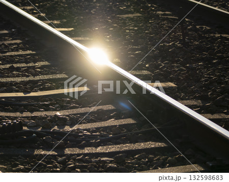 夕日が反射する鉄道の線路 夕日が反射する鉄道の線路 132598683