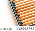俯瞰したケースに入った未使用の色鉛筆 俯瞰したケースに入った未使用の色鉛筆 132598765