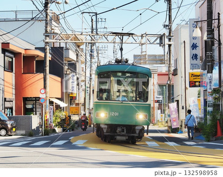 神奈川県　腰越の路面を走る江ノ電　10月 132598958