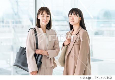 オフィスに並ぶ笑顔のビジネスウーマン(働く女性,ワーキングウーマン,ワーキングママ) オフィスに並ぶ笑顔のビジネスウーマン(働く女性,ワーキングウーマン,ワーキングママ) 132599108