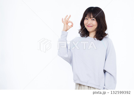 OKサインをしている女性 OKサインをしている女性 132599392