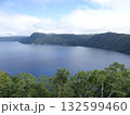 夏の摩周湖・青く澄んだ湖面 132599460