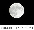 夜空に浮かぶ満月 132599461