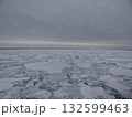 流氷に覆われた北海道紋別の海 132599463