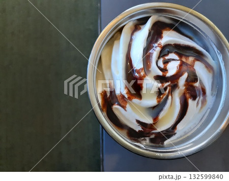 チョコレートソースのかかったフラペチーノ チョコレートソースのかかったフラペチーノ 132599840