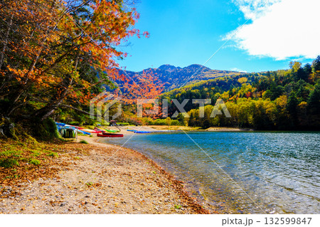 紅葉の菅沼と日光白根山1 132599847