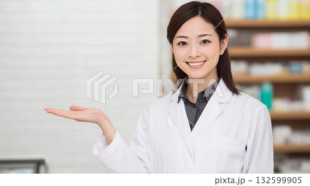 薬局で案内をする女性の薬剤師 薬局で案内をする女性の薬剤師 132599905