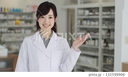 薬局で案内をする女性の薬剤師 薬局で案内をする女性の薬剤師 132599906