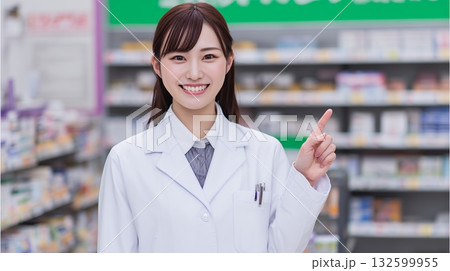 薬局で案内をする女性の薬剤師 薬局で案内をする女性の薬剤師 132599955