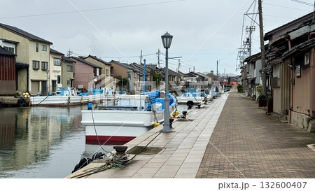 川沿いに並ぶ家と停泊するボート(曇りの昼) 川沿いに並ぶ家と停泊するボート(曇りの昼) 132600407