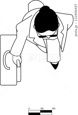 スーツケースを持って歩く女性の平面図イラスト 132600497