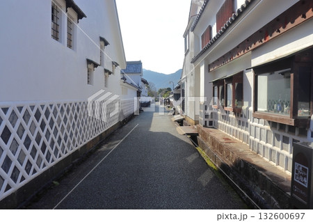 なまこ壁が綺麗な菊屋横丁（山口県萩市） 132600697