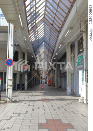 閑散とした萩のアーケード商店街（ジョイフルたまち） 132600698