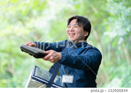 宅食の配達員 132600834