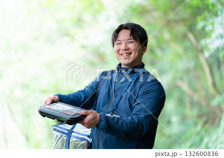 宅食の配達員 132600836