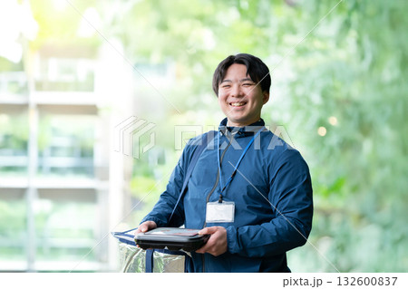 宅食の配達員 132600837