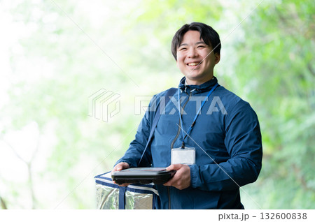 宅食の配達員 132600838