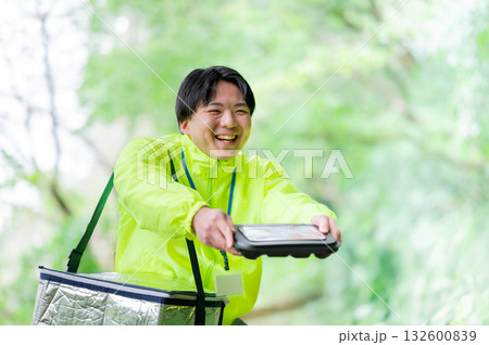 宅食の配達員 132600839