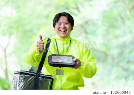 宅食の配達員 132600846
