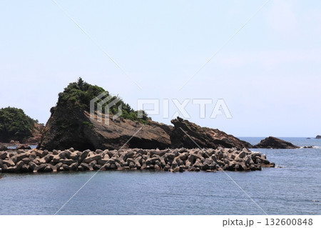 日御碕漁港側から望む海辺の島 日御碕漁港側から望む海辺の島 132600848