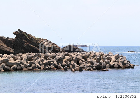 日御碕漁港側から望む海辺の島 132600852