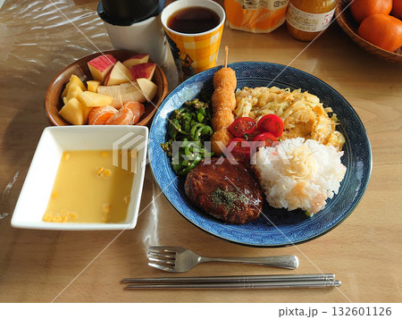 今日のおすすめランチメニュー・今日の日替わりランチ～煮込みハンバーグと炒り卵のランチプレート 132601126