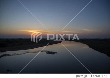 昭和橋からの夕暮れの空と川の風景 132601168