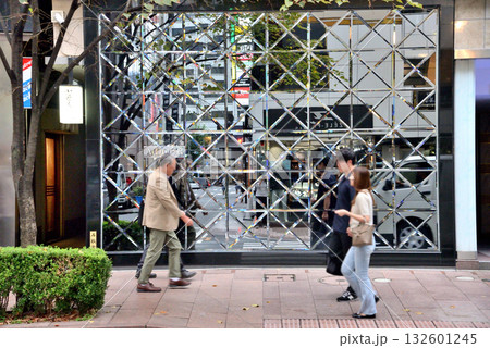 銀座並木通りのガラス張りビル前の歩行者 銀座並木通りのガラス張りビル前の歩行者 132601245