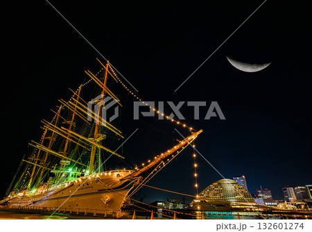 月に浮かぶ帆船　海王丸 132601274