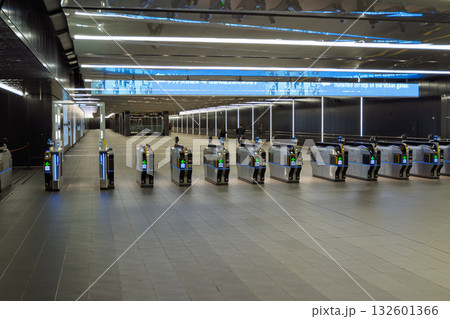 大阪・関西万博終焉 解体工事現場の記録 ガラガラの夢洲駅自動改札機 大阪・関西万博終焉 解体工事現場の記録 ガラガラの夢洲駅自動改札機 132601366