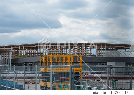 大阪・関西万博の巨大木造建築「大屋根リング」と建設現場の高所作業車(夢洲・インフラ整備) 大阪・関西万博の巨大木造建築「大屋根リング」と建設現場の高所作業車(夢洲・インフラ整備) 132601372