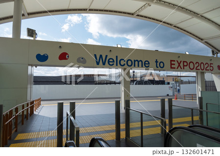 大阪・関西万博終焉 解体工事現場の記録 夢洲駅出口の歓迎看板 132601471