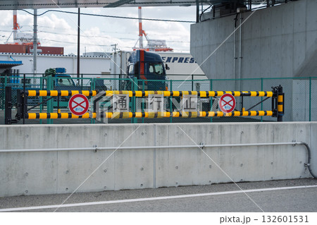 大阪・夢洲の道路に設置された「通行止」のゲートとバリケード(交通規制・港湾物流イメージ) 大阪・夢洲の道路に設置された「通行止」のゲートとバリケード(交通規制・港湾物流イメージ) 132601531